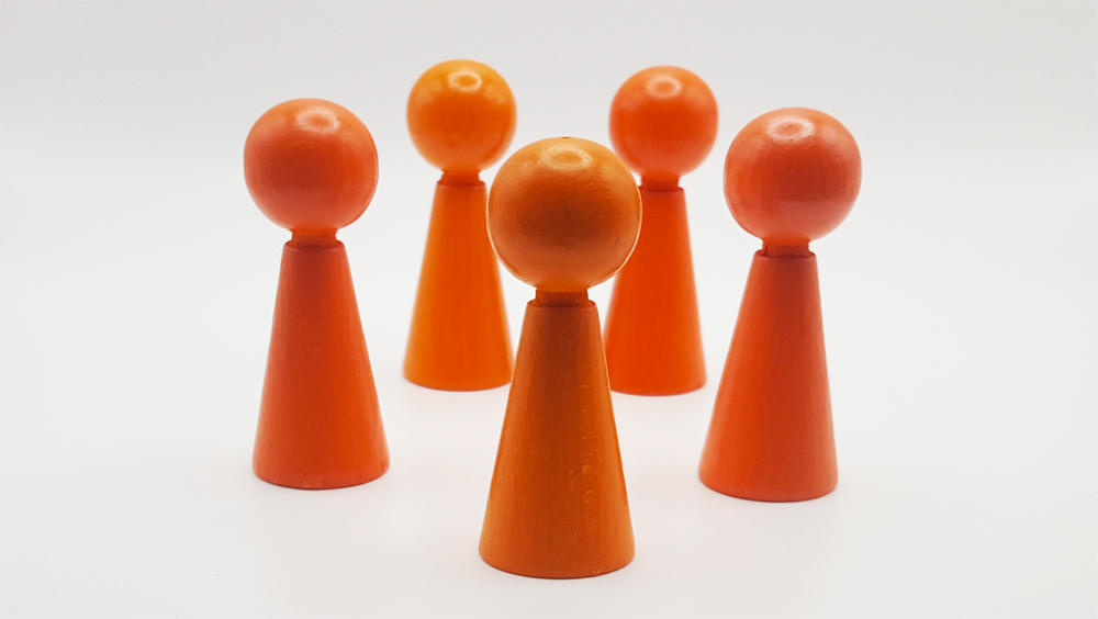 www.systembrett.at · Systembrett-Artikel · 5er-Set Holzfigur 6 cm in orange (mit Hals und ohne Augen);