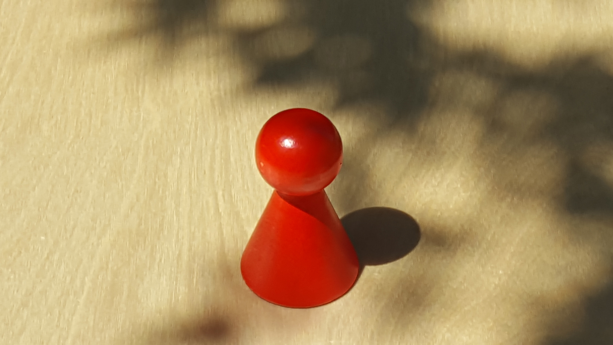 www.systembrett.at · Systembrett-Artikel · Einzel-Figur 7 cm in rot (ohne Augen);