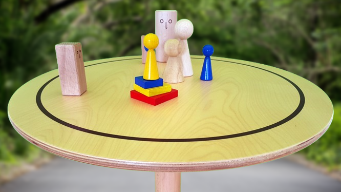 www.systembrett.at &middot; Systembrett-Artikel &middot; &bdquo;Systembrett rund&rdquo; mit einem Durchmesser von 50 Zentimeter inklusive 24 unbehandelten Holzfiguren aus massiver Buche