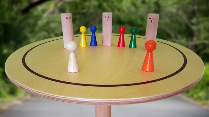 www.systembrett.at &middot; Systembrett-Artikel &middot; &bdquo;Systembrett rund&rdquo; mit einem Durchmesser von 50 Zentimeter inklusive 24 unbehandelten Holzfiguren aus massiver Buche