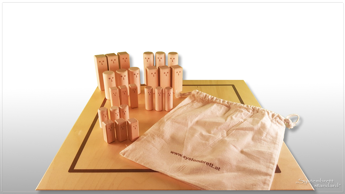 www.systembrett.at &middot; Systembrett-Artikel &middot; &bdquo;Systembrett standard&rdquo; im Format 45 x 45 Zentimeter inklusive 24 unbehandelten Holzfiguren aus massiver Buche