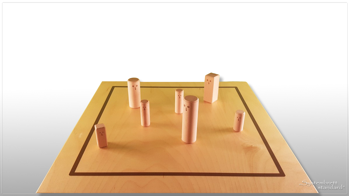 www.systembrett.at &middot; Systembrett-Artikel &middot; &bdquo;Systembrett standard&rdquo; im Format 45 x 45 Zentimeter inklusive 24 unbehandelten Holzfiguren aus massiver Buche
